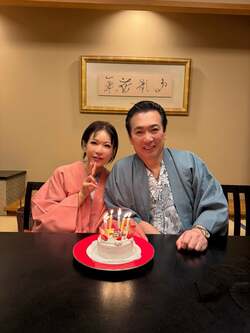 堀ちえみ、デビュー44周年迎え夫からサプライズ「ひゃーッ！」 “肩寄せ夫婦ショット”も披露