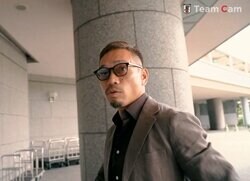 「カメラ大好きおじさん」長友佑都の“芸人ぶり”が話題沸騰！ 独特すぎる登場シーンに「相変わらずの大御所感w」「YouTubeっぽくなる」「コントの入り」の声