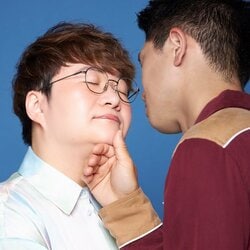 ハリセンボン近藤春菜、初公開の本格“キス顔”に視聴者反響 『ドラ恋』スタジオメンバーのキービジュアル風写真解禁