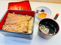  薬丸裕英、峰竜太からの豪華な差し入れを公開「次の仕事の楽屋に入ったら」 