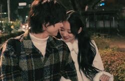 センターも務めた元トップアイドル、ほろ酔いで年下イケメン俳優に顔を近づけ…夜道で大胆行動『私たち結婚しました 5』第7話