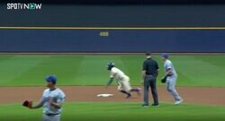 アイツやってんぞ！ ドジャースのベンチが発見した“痛恨の走塁ミス”　よく見ると…“問題のシーン”が起きた瞬間