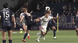 「レッドやろ」浦和MF金子拓郎、ハイキック顔面直撃で悶絶…「顔はダメ」「危なすぎる」危険プレーがイエロー判定でファン怒り