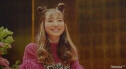 岡本夏美の巻き髪ギャル姿が可愛すぎ！ミニワンピでスラリ美脚も披露