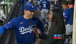 「あのね、タッチが低いんだよ！」大谷翔平の頼れる兄貴・フリーマン、“予想外”の不満ぶちまけ！ 女性リポーター爆笑「めちゃワロてる」「確かに低いw」