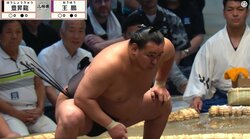 「ワイの年収を一瞬で…」横綱・豊昇龍が受け取った“分厚すぎる”ご褒美 懸賞が地方場所“過去最多本数”を記録 「懸賞にどよめいてる」驚きの声
