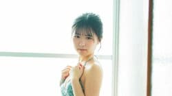 “限定写真集が即完売の新星”鈴もも、情緒あるグラビア披露 『FLASH』登場
