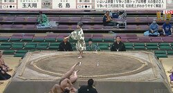 土俵下での力士のやり取りが「仲良しかよ」と話題 スポーツマンシップあふれる姿に「友情」「イチャイチャし過ぎ」ツッコミも