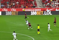 浅野拓磨は真の“リュディガー・キラー”だ！「弄んでるやん」「ガチで上手くね？」ドリブルで華麗に抜き去った瞬間が話題沸騰