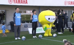 「モー娘にこんな可愛い子いたの？」17歳アイドルがJリーグ登場で脚光！弓桁朱琴の弾ける笑顔と“ふんわりキック”「眩しすぎる」「なぜかパネンカw」