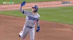 大谷翔平が見せた歓喜の“大”ガッツポーズ！　お祭り男が放った1発に喜び爆発の一コマ