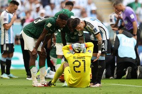 【W杯】サウジGKが顔面膝蹴り　金星直前の“ノックアウト”緊急交代に騒然「恐ろしい衝突」「背筋が凍る打撃」