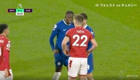 あわや乱闘寸前！羽交締め&腹蹴りにブチギレ、怒りをあらわに額をぶつけ合う イェーツvsザカリア抗争勃発