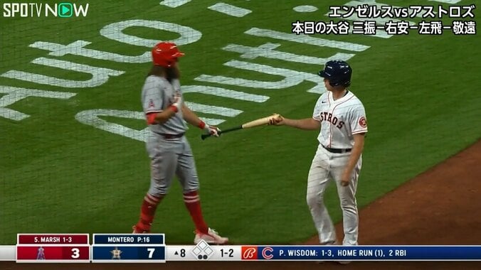 え、マジ！？ 逃げた先にすっぽ抜けたバット “予測不能”な動きで直撃を受けたコーチに「飛び出なければよかった」同情の声 2枚目