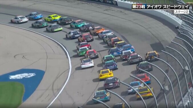 ウソだろ…車で体当たりする“喧嘩上等バトル”に「ハッハッハ」「どかされてるw」実況＆視聴者も“笑劇” 3枚目