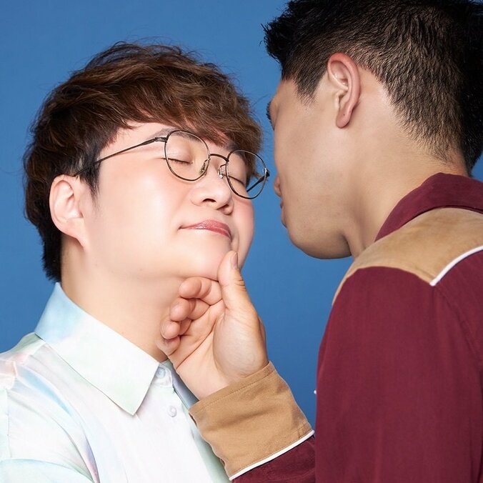 ハリセンボン近藤春菜、初公開の本格“キス顔”に視聴者反響 『ドラ恋』スタジオメンバーのキービジュアル風写真解禁 1枚目