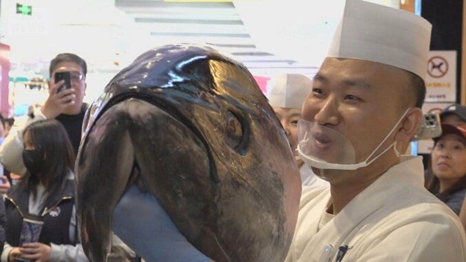 上海で大行列の回転ずし　政治の緊張「影響わずか」　マグロ解体ショーに興奮　 1枚目