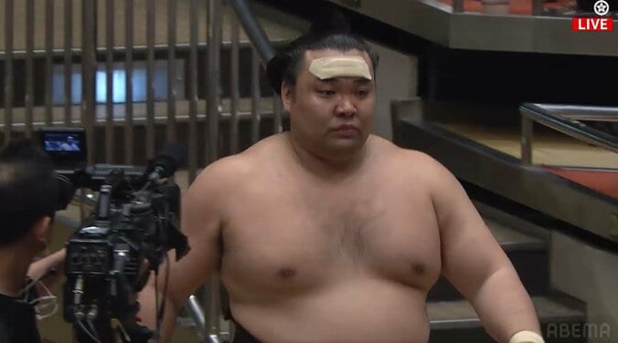 土俵入り後に再登場した霧島の姿に驚き「びっくりなサイズに」「痛いのかな」前日の負傷箇所に心配の声 元大関・正代に屈して痛い2敗目 2枚目