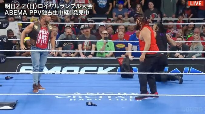 ジェイコブ・ファトゥ（写真右）もパイプ椅子を殴り返す