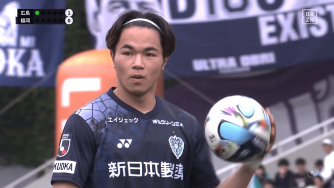 広島サポを凝視する福岡のDF辻岡佑真