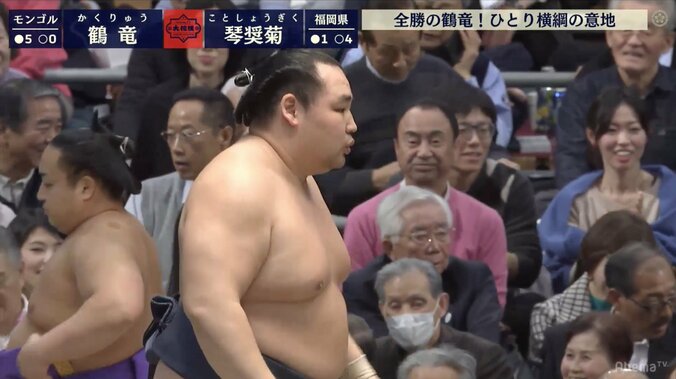 一人横綱・鶴竜が磐石の6連勝　元大関・琴奨菊を余裕の突き落とし 1枚目