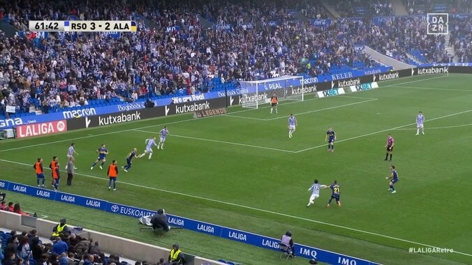 久保建英、“繊細”チップキックで敵を嘲笑うループパス「別格だな」「レベルがちがう」相手プレスを無効化する圧巻プレー！ 4枚目