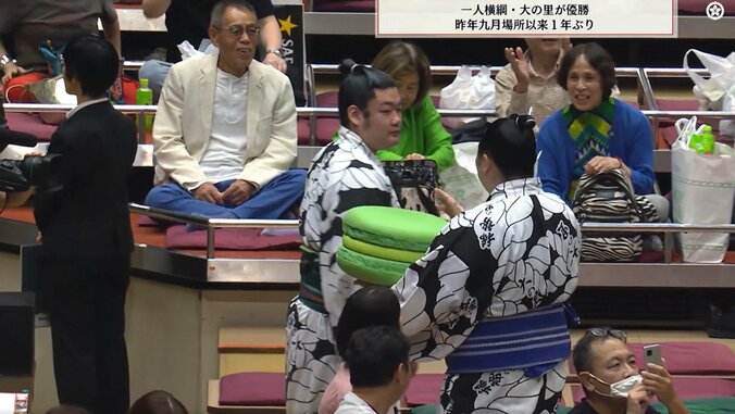 横綱・大の里の“規格外”な副賞で付け人に異変 カメラが捉えた“ざわつき”の瞬間「なんでみんな嬉しそうなんだw」ファンほっこり 5枚目