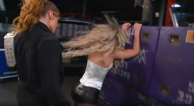 突如、ベッキーの右カウンター