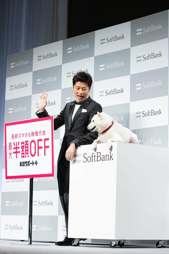 【画像】田中圭＆“お父さん”の可愛らしいキスに、報道陣ほっこり（23枚） 21枚目