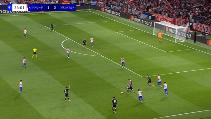 【CL】堂安律の“無双ボールキープ”が「上手いし強い」「あんなに囲まれて取られないの？」ダブルタッチなどでアトレティコの４人ブロックを無力化 5枚目