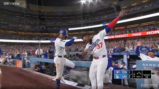 【写真・画像】ベッツ逆転弾で大谷翔平も吠えた！ “MVPコンビ”の信頼関係滲む光景に「ベッツ迎える大谷の顔泣けた」SNS上も感涙　1枚目