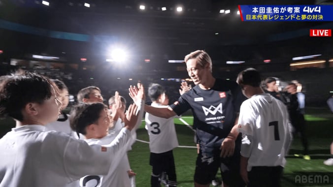「容赦なさすぎ」本田圭佑、小学生相手に“黄金の左”で豪快ゴール「マジかよ！」解説も絶叫した有言実行のガチシュート 5枚目