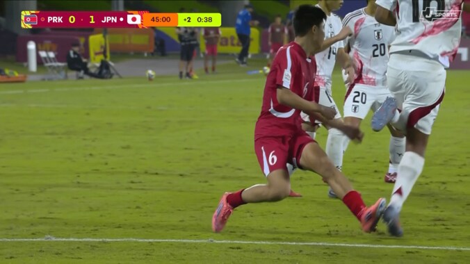 北朝鮮MFに軸足を踏まれる…16歳日本代表DF、危険タックル被害で絶叫「完全にアフター」「大丈夫か？」ファンは怒り＆心配【U-17W杯】 4枚目