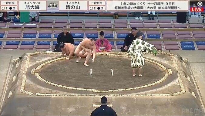 一体何が…力士が激しく身悶えファン驚き
