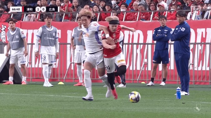 「一発レッドだろ！」後頭部に“回転キック”が直撃→スタジアム騒然「まじで荒い」「今のはねえだろ」「蹴りやがって！」浦和FWと広島MFがクラッシュした瞬間 4枚目