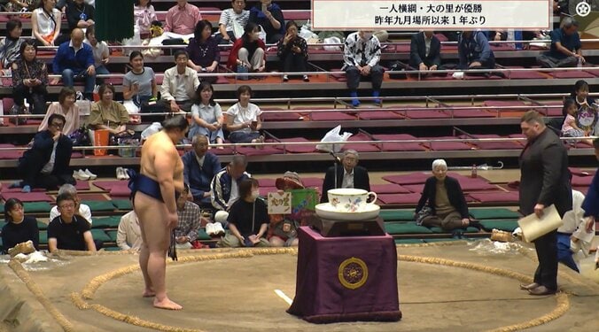 授与式に登場した元幕下・舛東欧のトート・アティラさん(写真右)