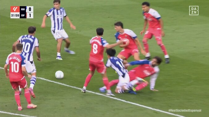 「これファウルじゃないの？」久保建英、キレキレパス&ゴーで突破→相手選手と接触転倒もノーファウルでスタジアム騒然「あんなのどうしようもない」 5枚目