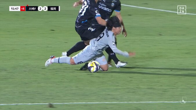 「カードは妥当」川崎DF、相手を引っ張り倒す痛恨の判断ミスで2枚目イエロー！前半だけでまさかの2人退場にファン「軽率だった」「つい出ちゃったんだろうな」意見様々 5枚目