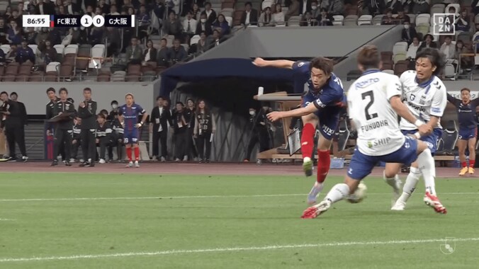 Ｊリーグで衝撃弾！「三笘薫2世」の“70m爆走ゴラッソ”が「年間ベストゴール候補」「これだからドリブル無双系選手はやめられない」「ベイルを思い出した」俵積田晃太に称賛続々 4枚目