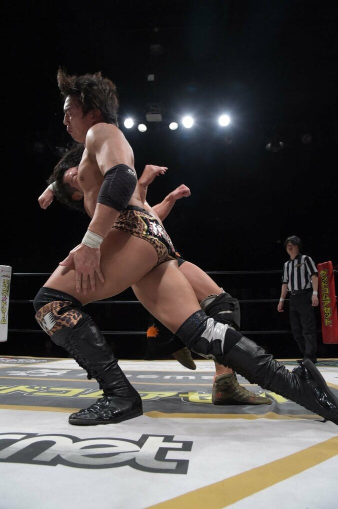 “異物”青木真也、DDTを襲撃！新世代エース・竹下幸之介が意地を見せる 2枚目