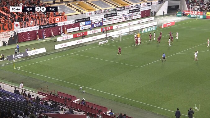 「めっっっちゃ飛ぶ！」大卒ルーキーの“爆伸び”ロングスローにファン驚愕「飛距離エグいな」特大＆高精度な“一投”で即決定機の瞬間 5枚目