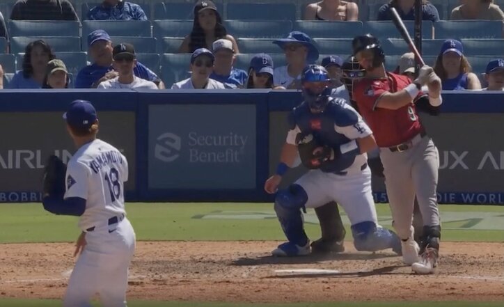 【写真・画像】球場騒然！お見合い落球から“まさかの展開”「なんだこれ」「ワケわからんｗ」インフィールドフライをめぐって“大混乱”「珍プレー行き」　1枚目