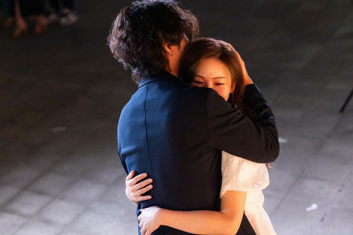 目の前で親友と好きな人が告白成立し呆然…残酷すぎる結果にスタジオも騒然