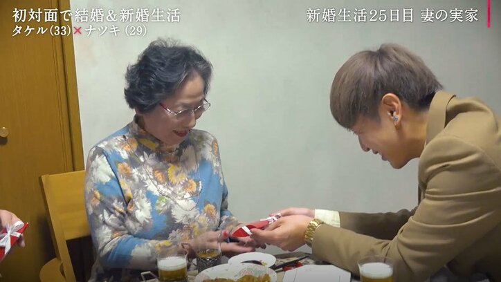 夫が初めて妻の実家へ…おばあちゃん&お母さんと緊張の対面、女性3人から質問攻め！