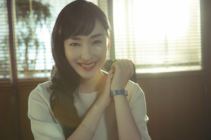 麻生久美子、出演ドラマ『dele』に子どもが興味津々「事件とか大好きなんですよ」