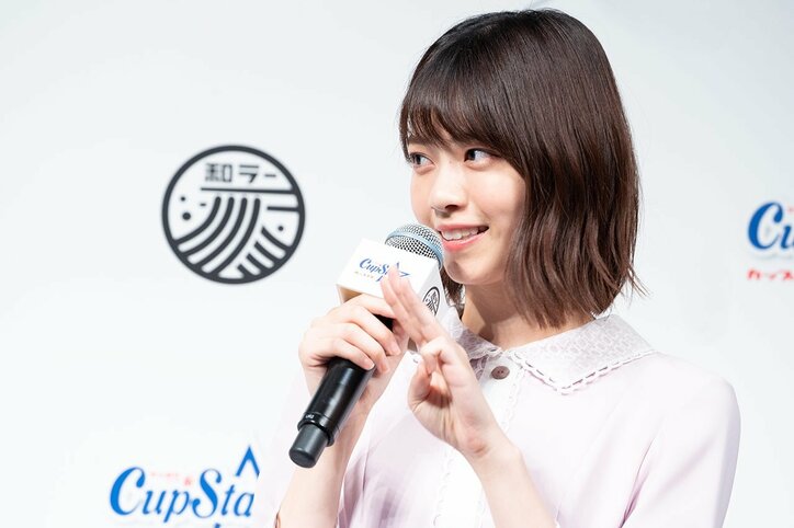 齋藤飛鳥、手で顔を隠し照れながら「サッポロ一番カップスタ〜」と歌う