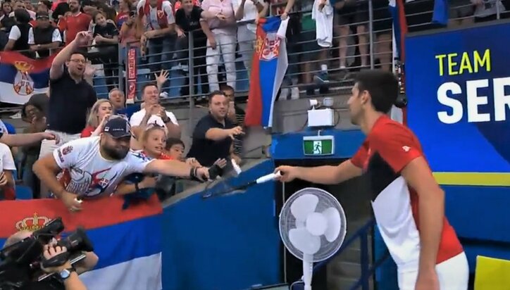 ジョコビッチ、“叩き折ったラケット”をファンにプレゼント 思わぬ幸運にファン歓喜