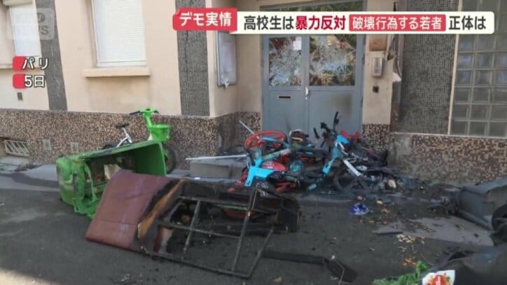 校舎の入り口には…