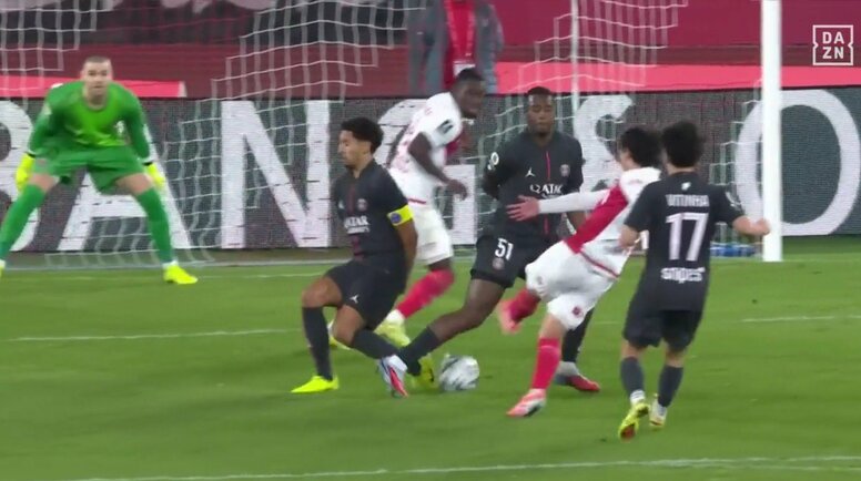 「鳥肌」「PSGキラーやん」“モナ王”南野拓実、完璧過ぎる股抜きショットでCL王者を粉砕「キーパーピクリとも動けない」値千金の一撃にSNS沸騰