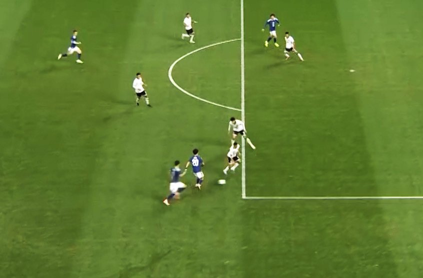 話題のノールックパス